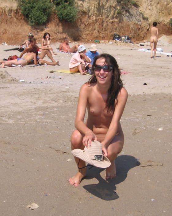 Девушка в ковбойской шляпе на нудистком пляже 6 фотография