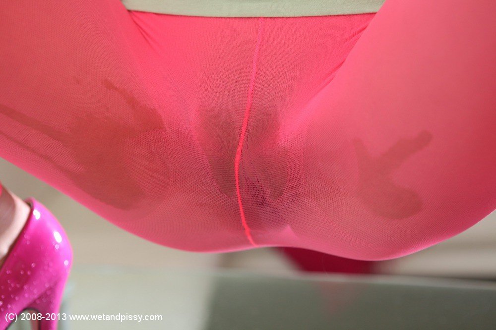 Стройняшка в розовых колготках снимает мокрую одежду 3 фотография