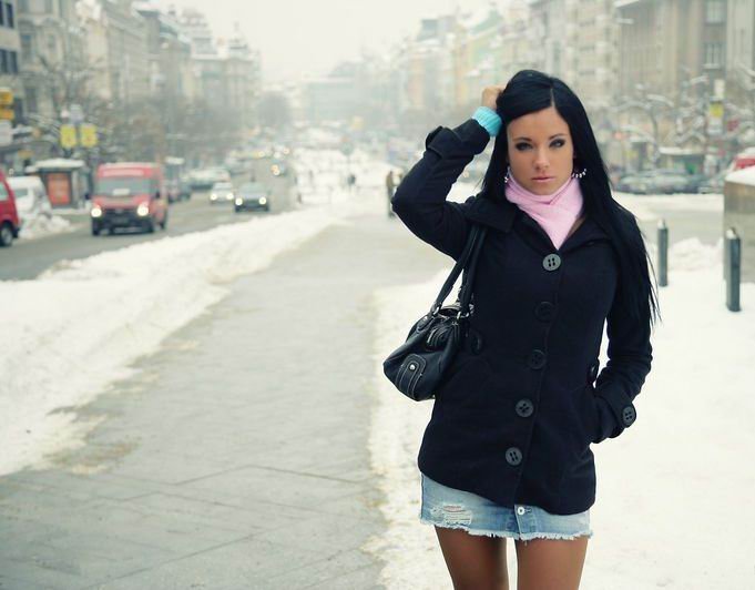 Девушка раздевается на улице зимой 3 фотография