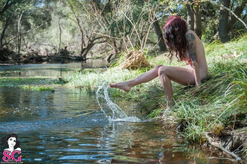 Полненькая девица купается в реке голышом 20 фотография