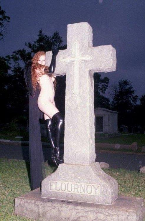 Девушка оголяется на кладбище 9 фотография