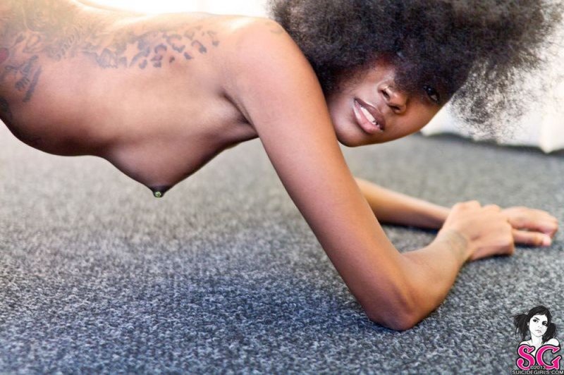 Татуированная негритянка со стройной фигурой 11 фотография