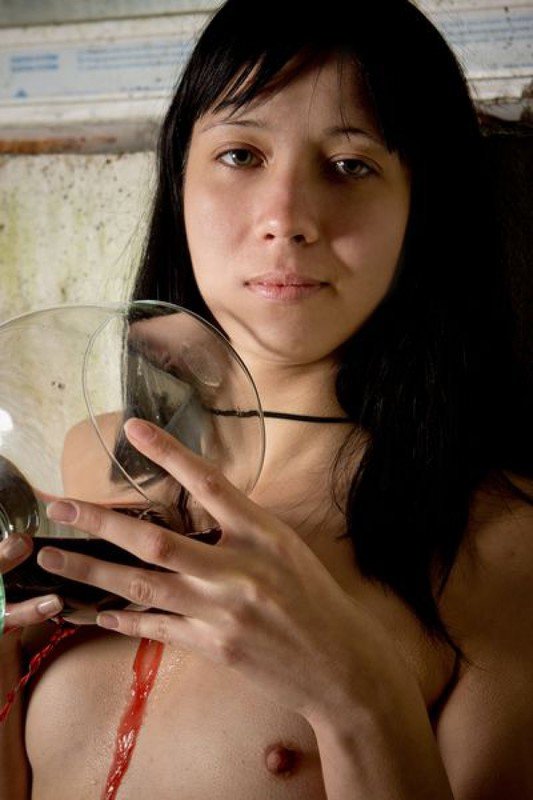 Худышка с набухшими соками обливает вином голое тело 7 фотография