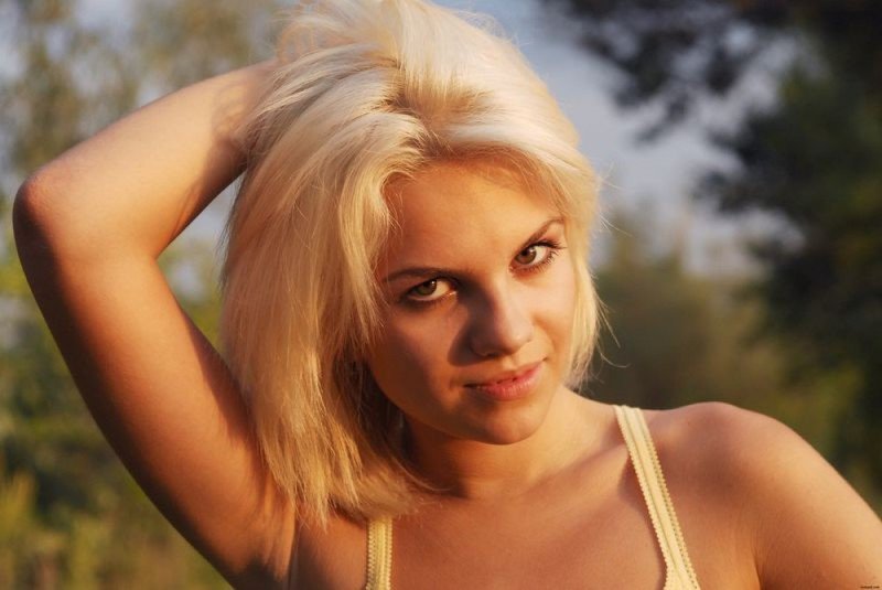 Миниатюрная блондинка раздевается на лесной дороге 9 фотография