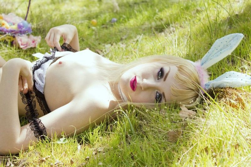 Блондинка с маленькими сиськами в сексуальном костюме пасхального кролика 0 фотография