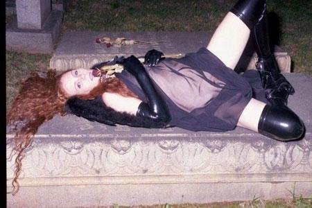 Девушка оголяется на кладбище 0 фотография