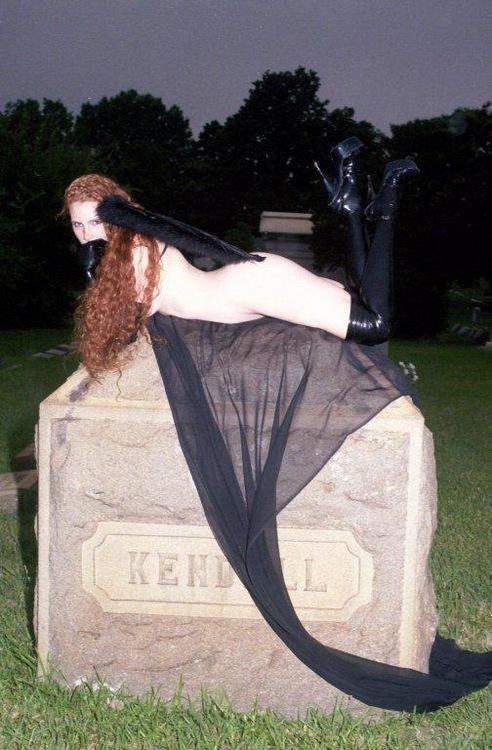 Девушка оголяется на кладбище 13 фотография