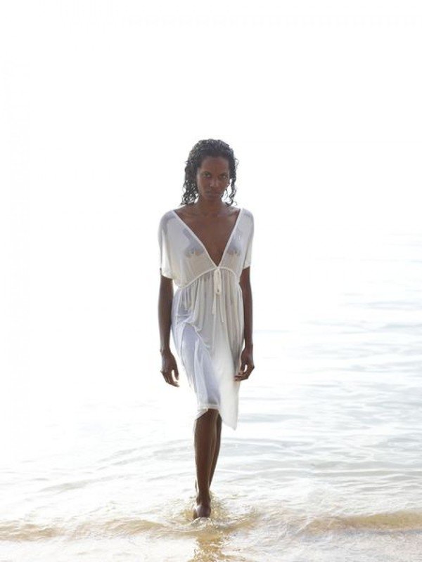 Темнокожая брюнетка в белом платье на пляже 14 фотография
