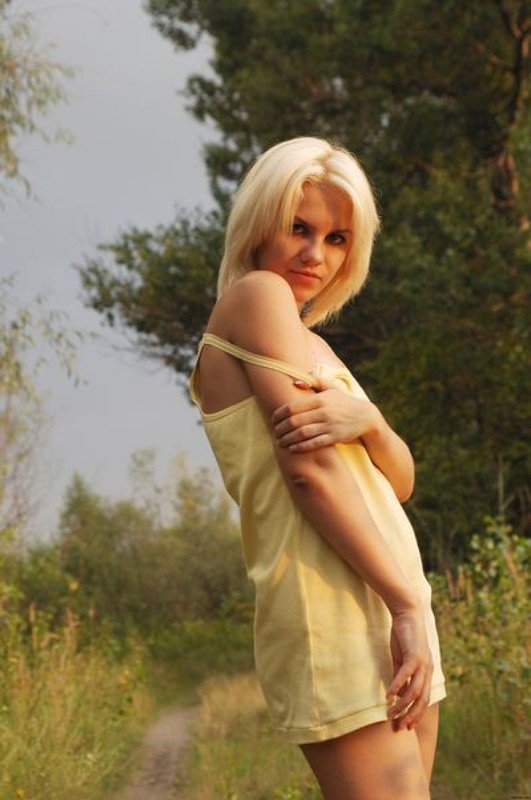 Миниатюрная блондинка раздевается на лесной дороге 8 фотография