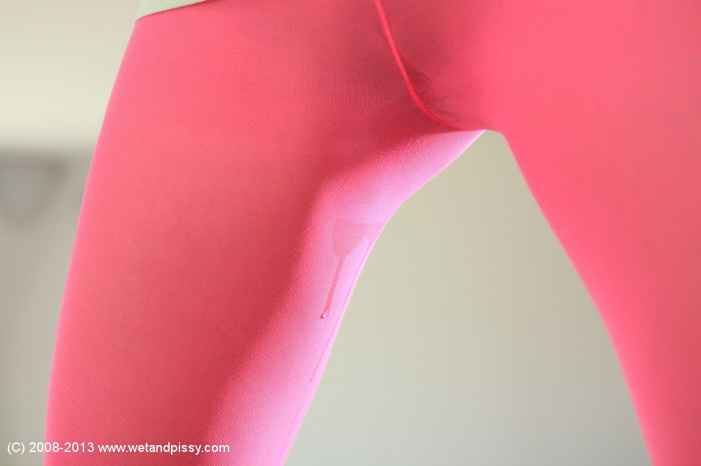 Стройняшка в розовых колготках снимает мокрую одежду 2 фотография