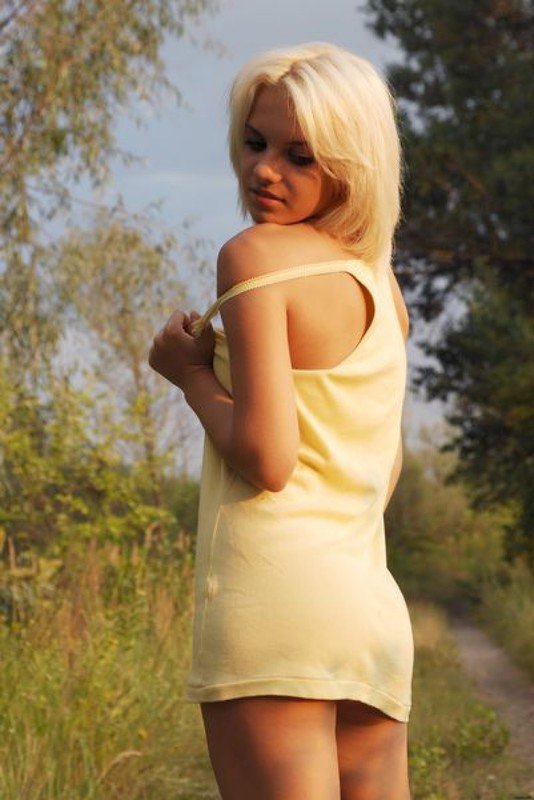 Миниатюрная блондинка раздевается на лесной дороге 2 фотография