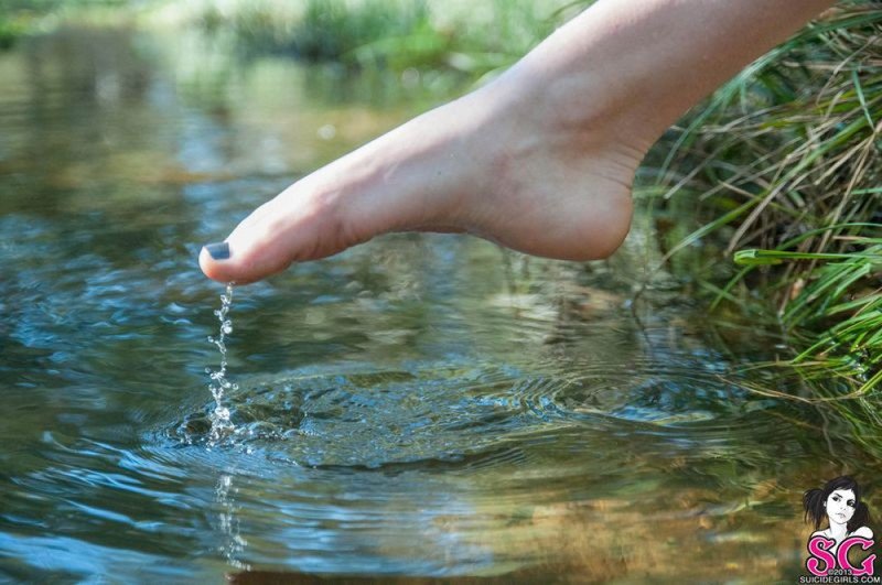 Полненькая девица купается в реке голышом 7 фотография