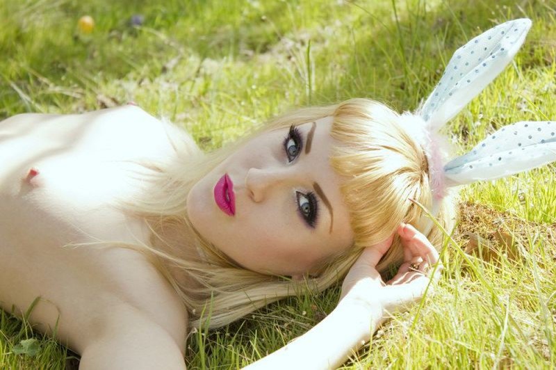 Блондинка с маленькими сиськами в сексуальном костюме пасхального кролика 3 фотография