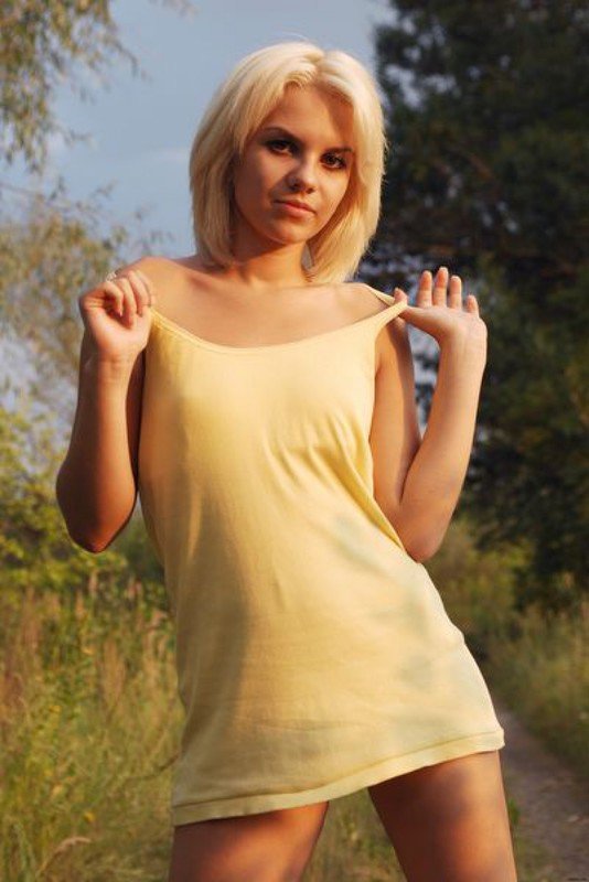 Миниатюрная блондинка раздевается на лесной дороге 0 фотография