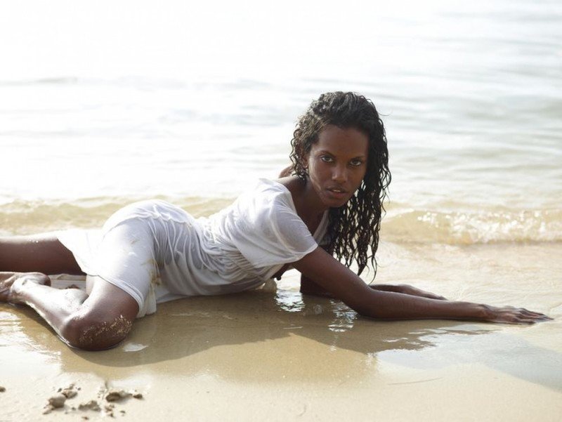 Темнокожая брюнетка в белом платье на пляже 8 фотография
