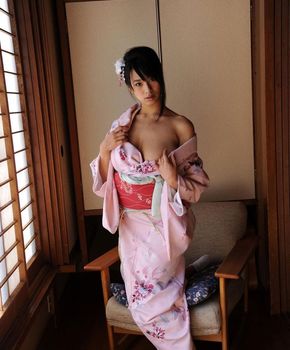 Японочка с большой грудью в кимоно